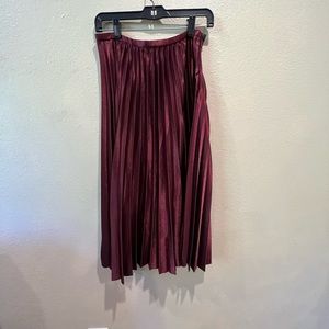 ❌SOLDCatherine Malandrino Cranberry pleated skirt.EUC.stretchy,fun midi length